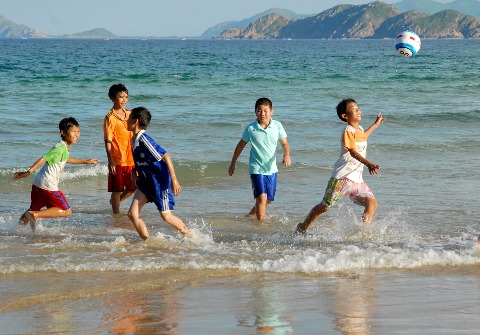 Trẻ em đang chơi đùa với biển