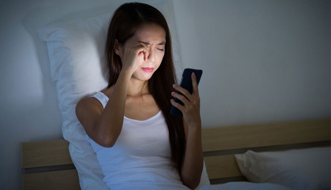 sử dụng điện thoại trước khi ngủ