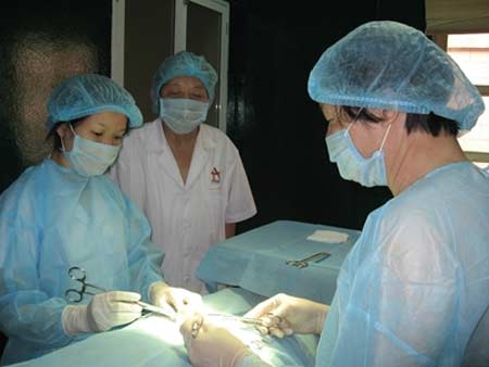 GS Trần Quán Anh đang phẫu thuật