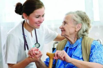 Bộ Y tế chỉ đạo thực hiện ưu tiên khám, chữa bệnh cho người cao tuổi trước