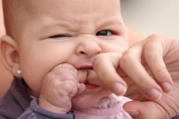 Cùng bé giảm cơn đau mọc răng sữa
