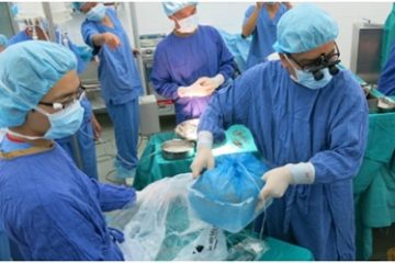 Bệnh viện Việt Đức phẫu thuật thành công thay đốt sống nhân tạo
