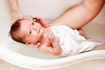 Cách tắm cho trẻ khi trẻ bị sốt cao