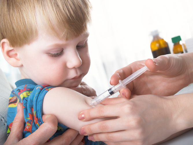 Trẻ em đang tiêm chủng vắc xin