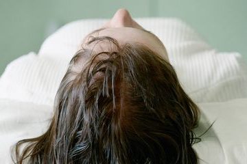 Để tóc ướt đi ngủ – 5 hậu quả khó lường