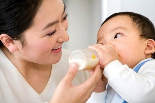 trẻ uống sữa