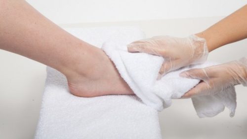 Giữ ấm bàn chân trước khi massage chân