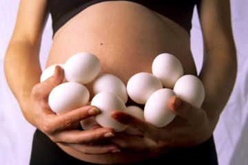 Quan niệm bà bầu ăn trứng gà khi mang thai sẽ sinh con trắng bóc, thông minh?