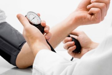 đo huyết áp cho bệnh nhân