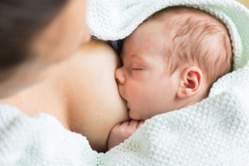 Cách cho trẻ bú sẽ ảnh hưởng tới vi sinh vật trong sữa mẹ