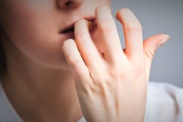 Thói quen cắn móng tay có ảnh hưởng tới việc mọc móng tay ?