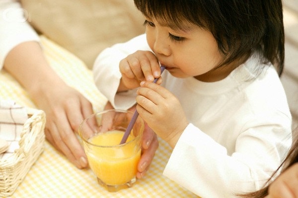 Cho trẻ uống sinh tố các loại hoa quả giàu vitamin