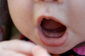 Làm dịu đau nướu khi bé mọc răng