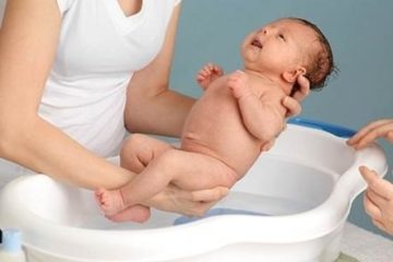 Tắm cho trẻ sơ sinh – những điều cha mẹ cần biết